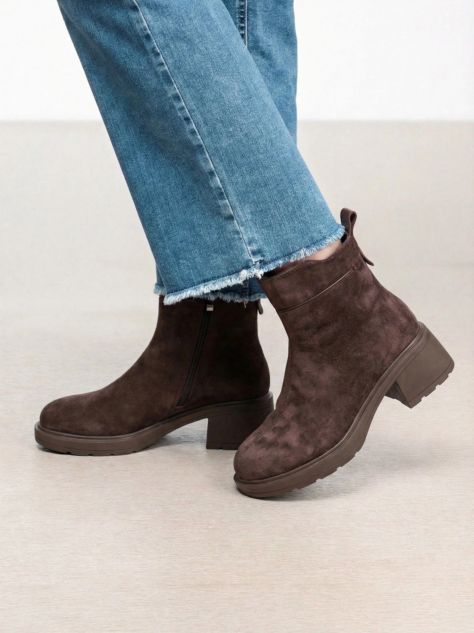 Ботинки темно-коричневого цвета на высоком широком каблуке